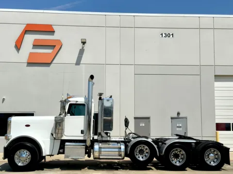 More photos of 2017 PETERBILT 389 at Forge Truck Centers - Texas, TX
