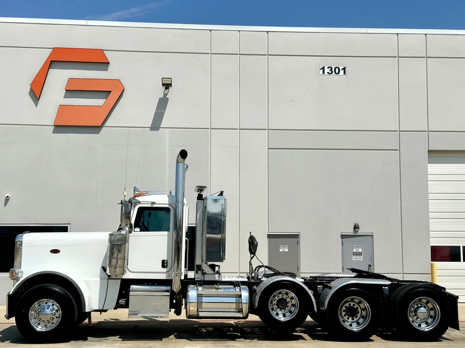 2017 Peterbilt 389 in Hutchins, TX — photo 4