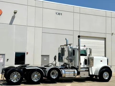 More photos of 2017 PETERBILT 389 at Forge Truck Centers - Texas, TX