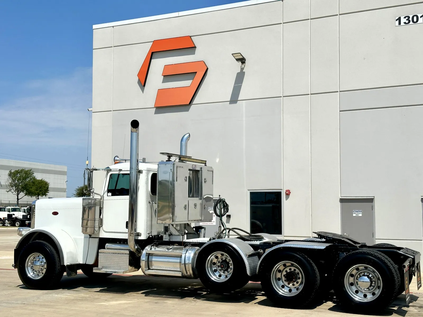 2017 Peterbilt 389 in Hutchins, TX — photo 6