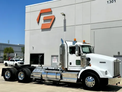 2009 KENWORTH T800 for sale in Hutchins, TX