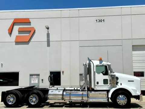 Another view of 2009 KENWORTH T800 for sale in Hutchins, TX at Forge Truck Centers - Texas