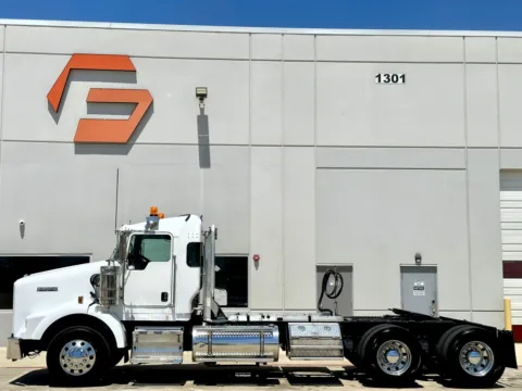 More photos of 2009 KENWORTH T800 at Forge Truck Centers - Texas, TX