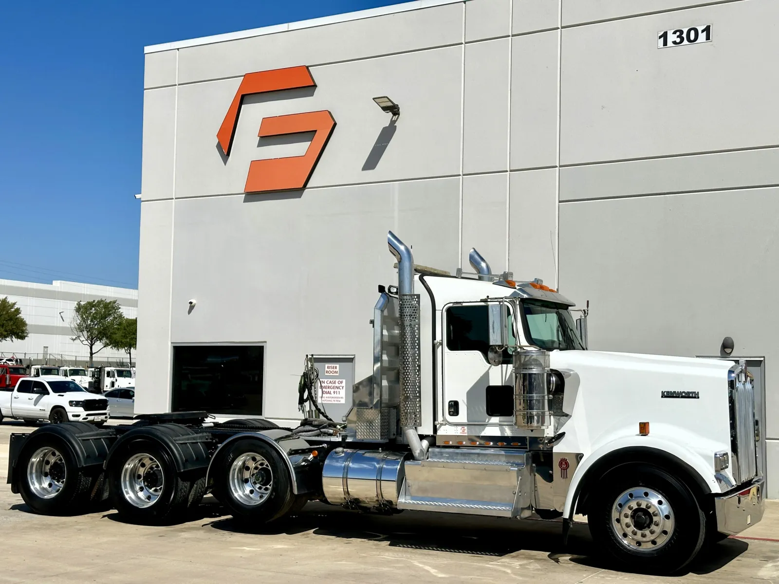 2016 KENWORTH W900 for sale in Hutchins, TX