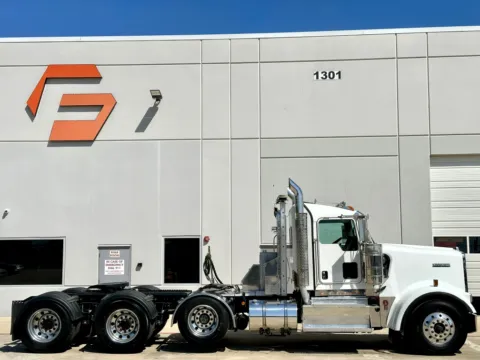 Another view of 2016 KENWORTH W900 for sale in Hutchins, TX at Forge Truck Centers - Texas