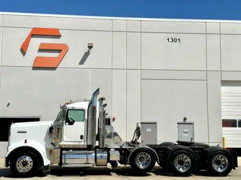 More photos of 2016 KENWORTH W900 at Forge Truck Centers - Texas, TX