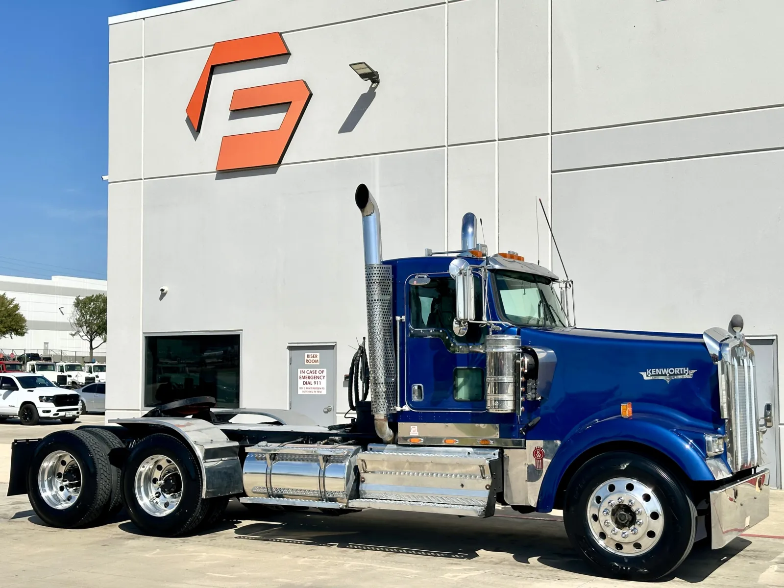 2009 KENWORTH W900 for sale in Hutchins, TX