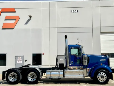 Another view of 2009 KENWORTH W900 for sale in Hutchins, TX at Forge Truck Centers - Texas