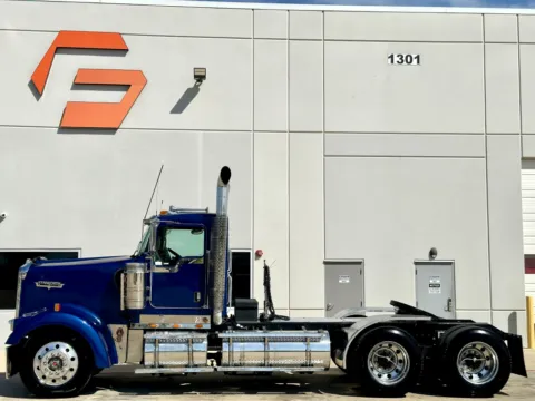 More photos of 2009 KENWORTH W900 at Forge Truck Centers - Texas, TX