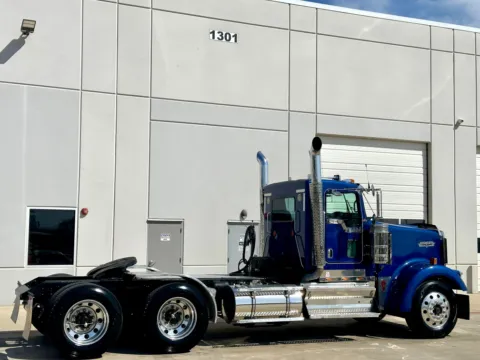 More photos of 2009 KENWORTH W900 at Forge Truck Centers - Texas, TX