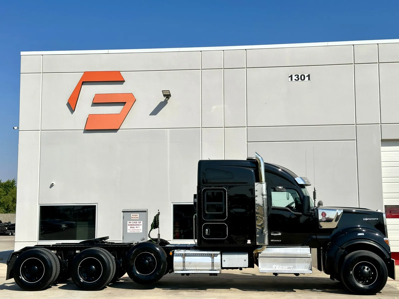2025 Kenworth W990 in Hutchins, TX — photo 3