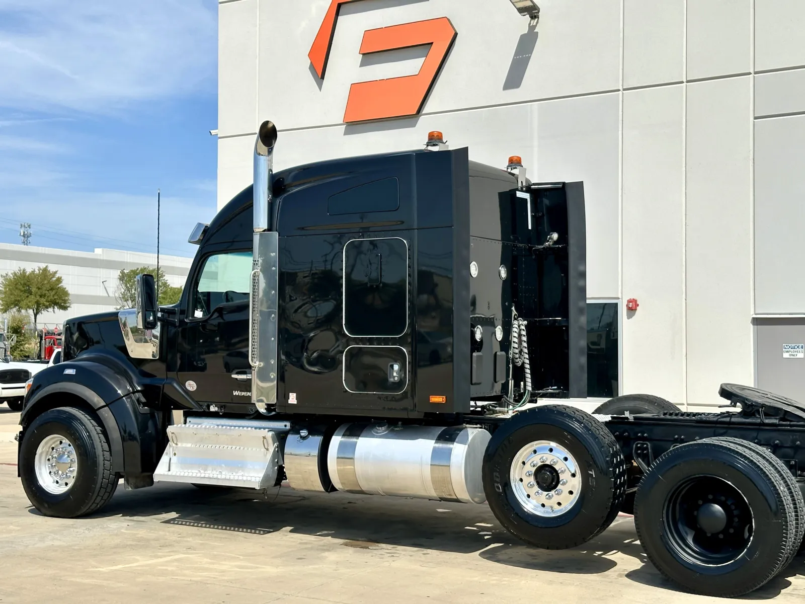 2025 Kenworth W990 in Hutchins, TX — photo 8