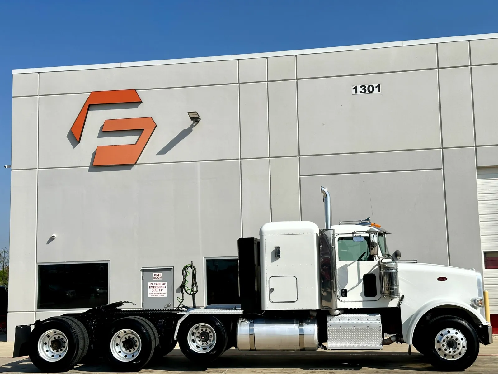 2015 Peterbilt 367 in Hutchins, TX — photo 3