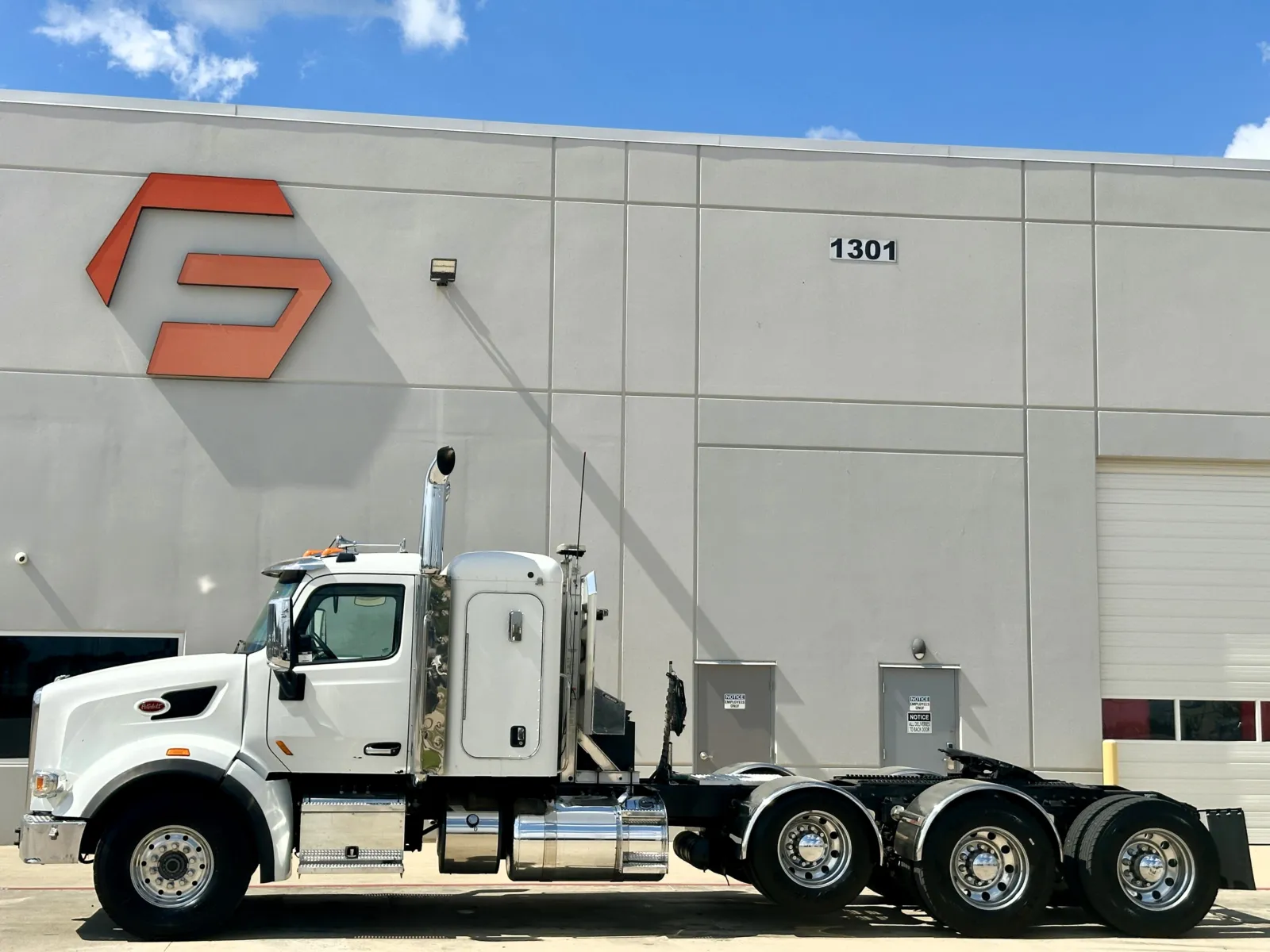 2015 Peterbilt 567 in Hutchins, TX — photo 4