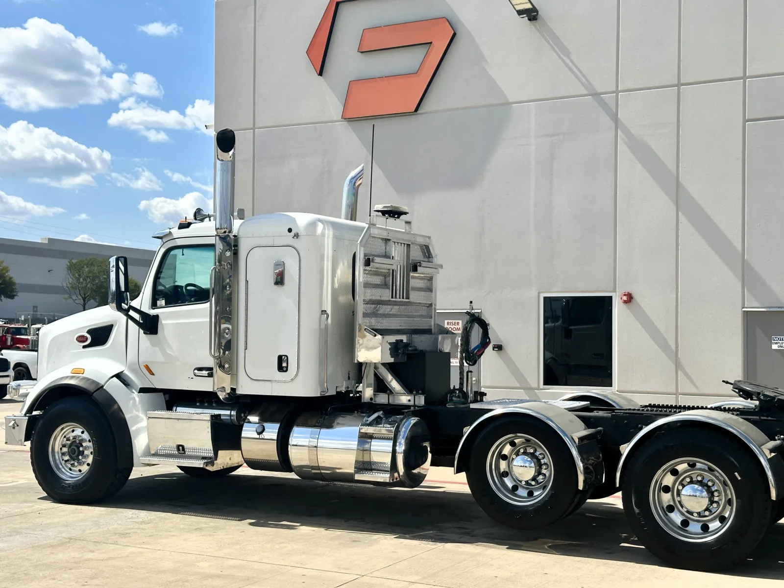 2015 Peterbilt 567 in Hutchins, TX — photo 8