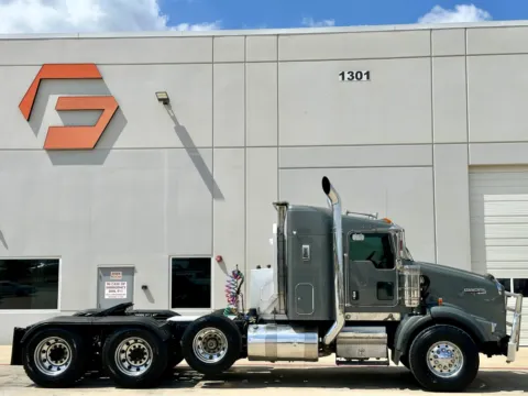 Another view of 2006 KENWORTH T800 for sale in Hutchins, TX at Forge Truck Centers - Texas
