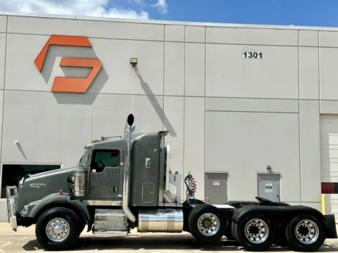 More photos of 2006 KENWORTH T800 at Forge Truck Centers - Texas, TX