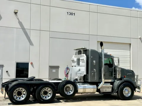 More photos of 2006 KENWORTH T800 at Forge Truck Centers - Texas, TX