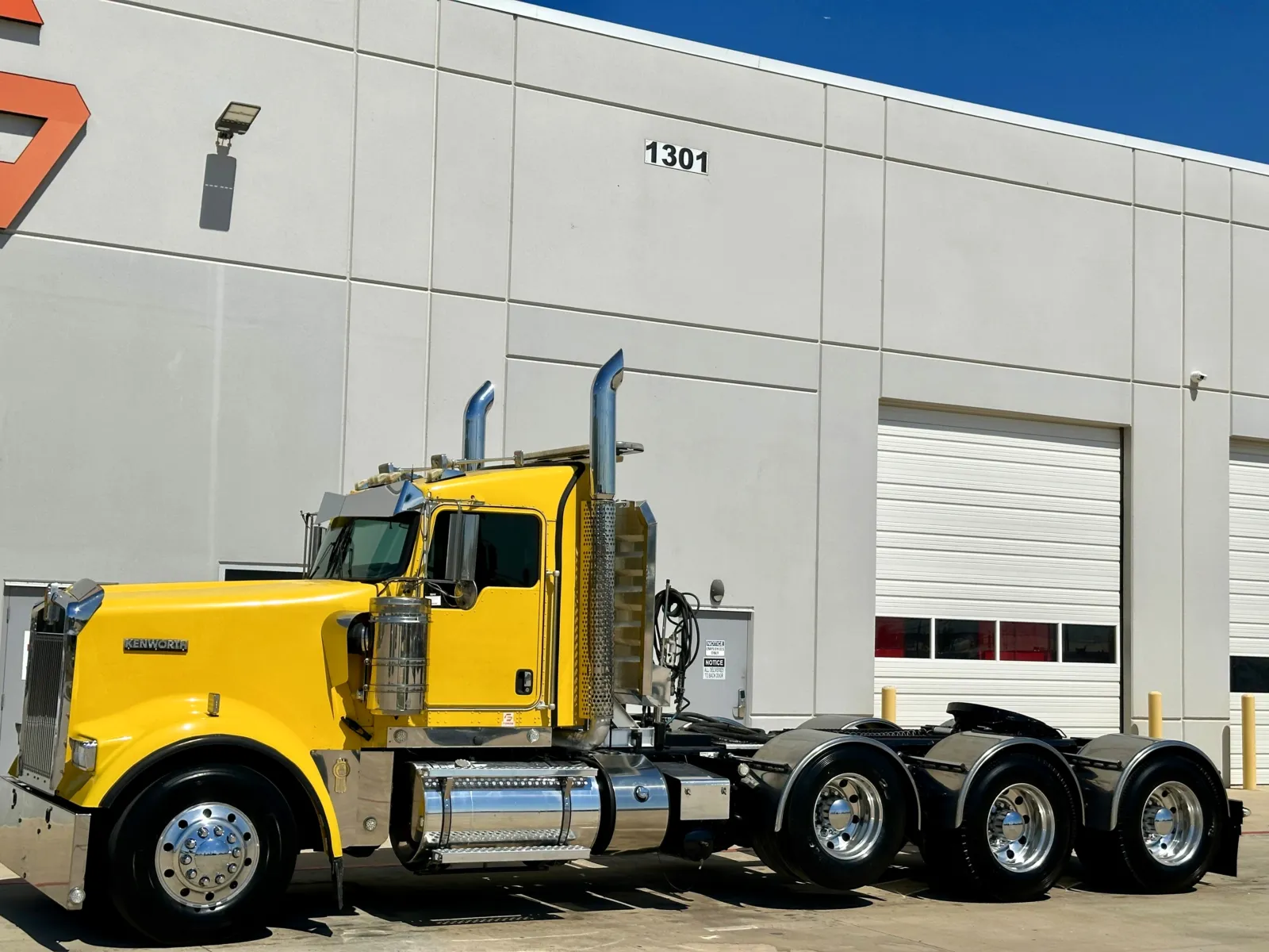 2017 Kenworth W900 in Hutchins, TX — photo 2