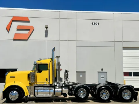 More photos of 2017 KENWORTH W900 at Forge Truck Centers - Texas, TX