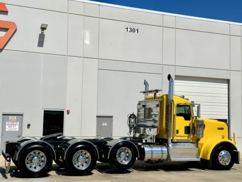 More photos of 2017 KENWORTH W900 at Forge Truck Centers - Texas, TX