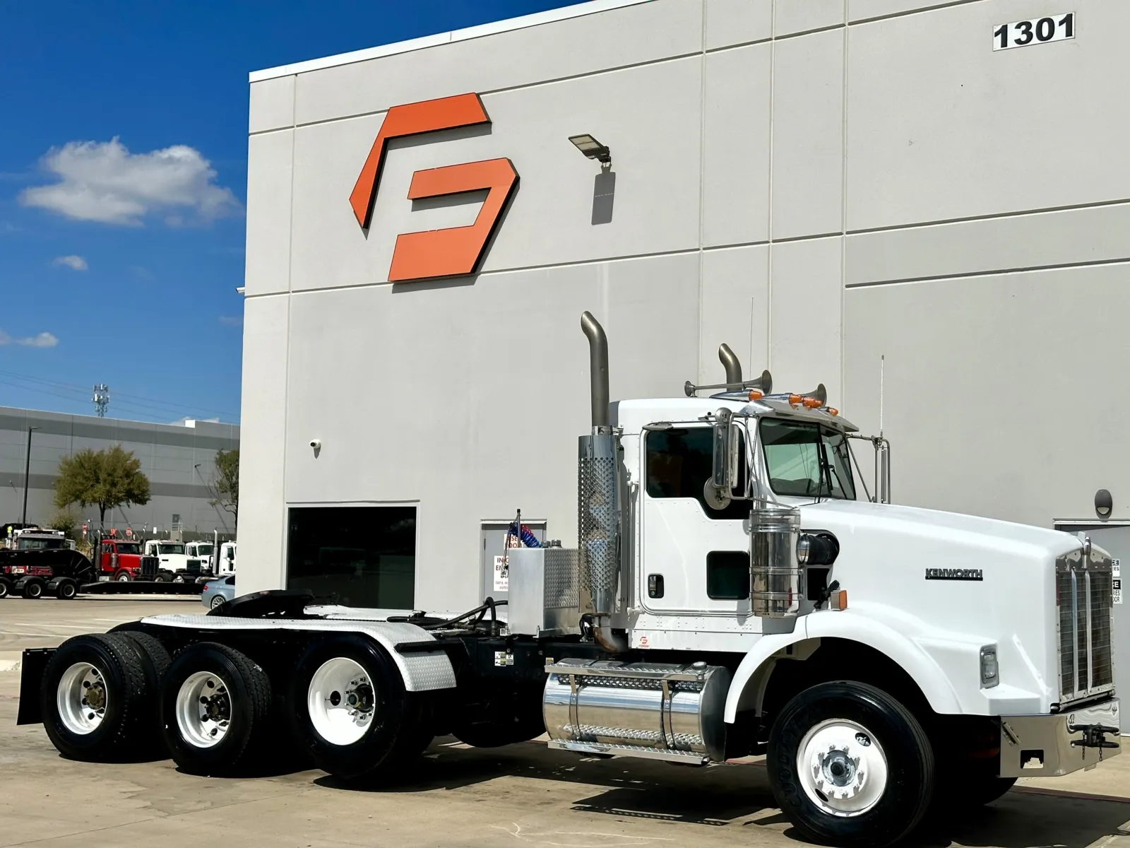 2005 KENWORTH T800 for sale in Hutchins, TX