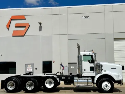 Another view of 2005 KENWORTH T800 for sale in Hutchins, TX at Forge Truck Centers - Texas