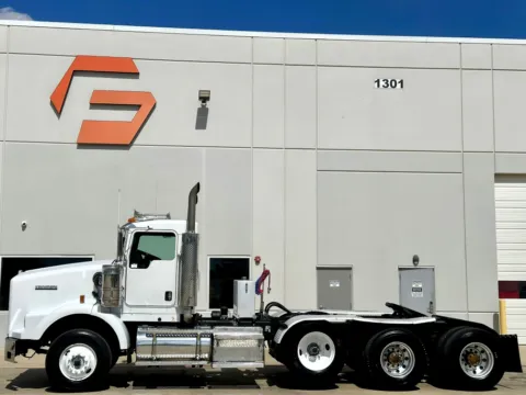 More photos of 2005 KENWORTH T800 at Forge Truck Centers - Texas, TX