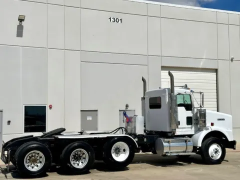More photos of 2005 KENWORTH T800 at Forge Truck Centers - Texas, TX