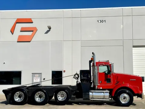 Another view of 2006 KENWORTH T800 for sale in Hutchins, TX at Forge Truck Centers - Texas