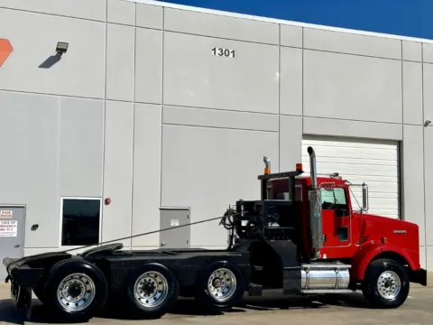 More photos of 2006 KENWORTH T800 at Forge Truck Centers - Texas, TX