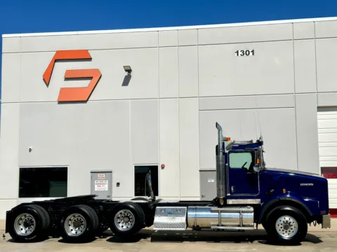 Another view of 2003 KENWORTH T800 for sale in Hutchins, TX at Forge Truck Centers - Texas