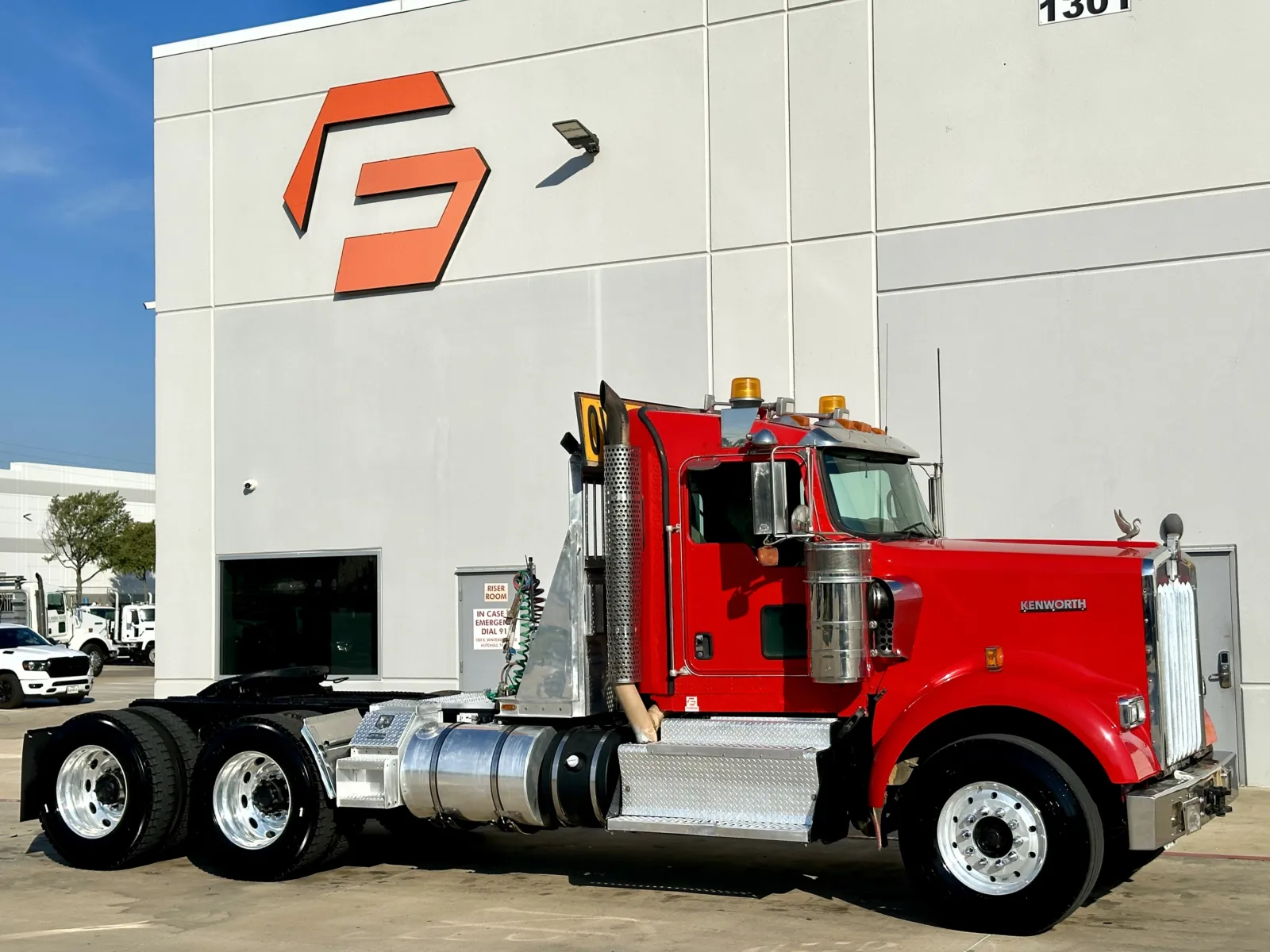 2011 KENWORTH W900 for sale in Hutchins, TX