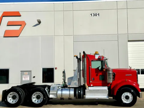 Another view of 2011 KENWORTH W900 for sale in Hutchins, TX at Forge Truck Centers - Texas