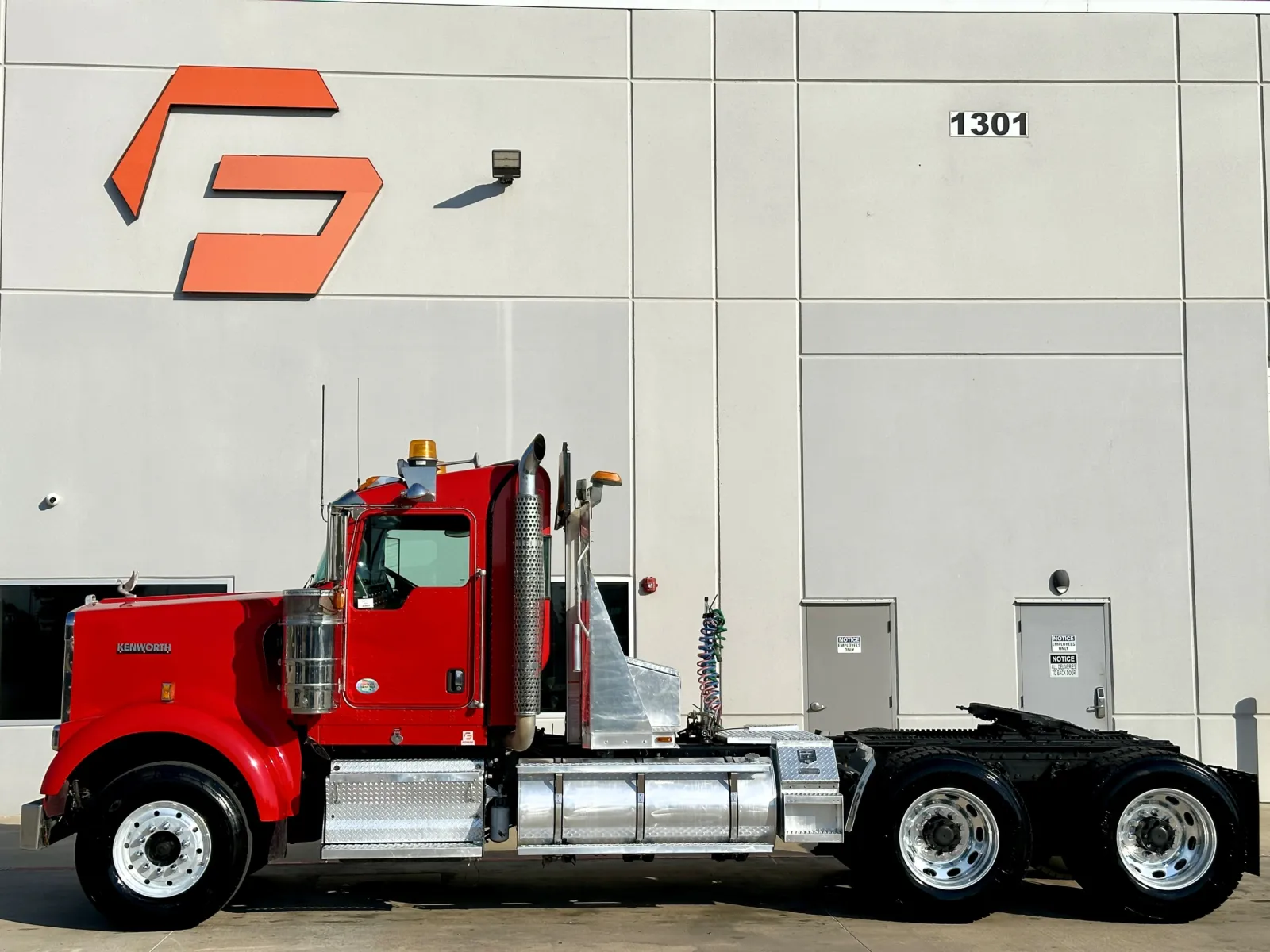 2011 Kenworth W900 in Hutchins, TX — photo 4