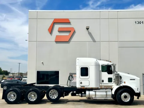 Another view of 2007 KENWORTH T800 for sale in Hutchins, TX at Forge Truck Centers - Texas