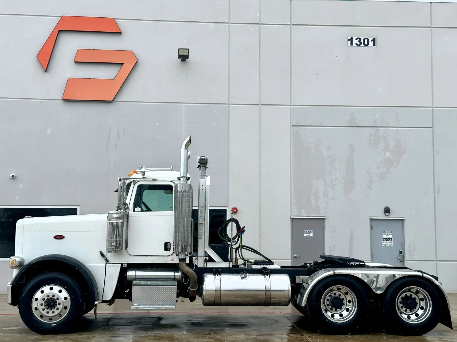 2008 Peterbilt 388 in Hutchins, TX — photo 4