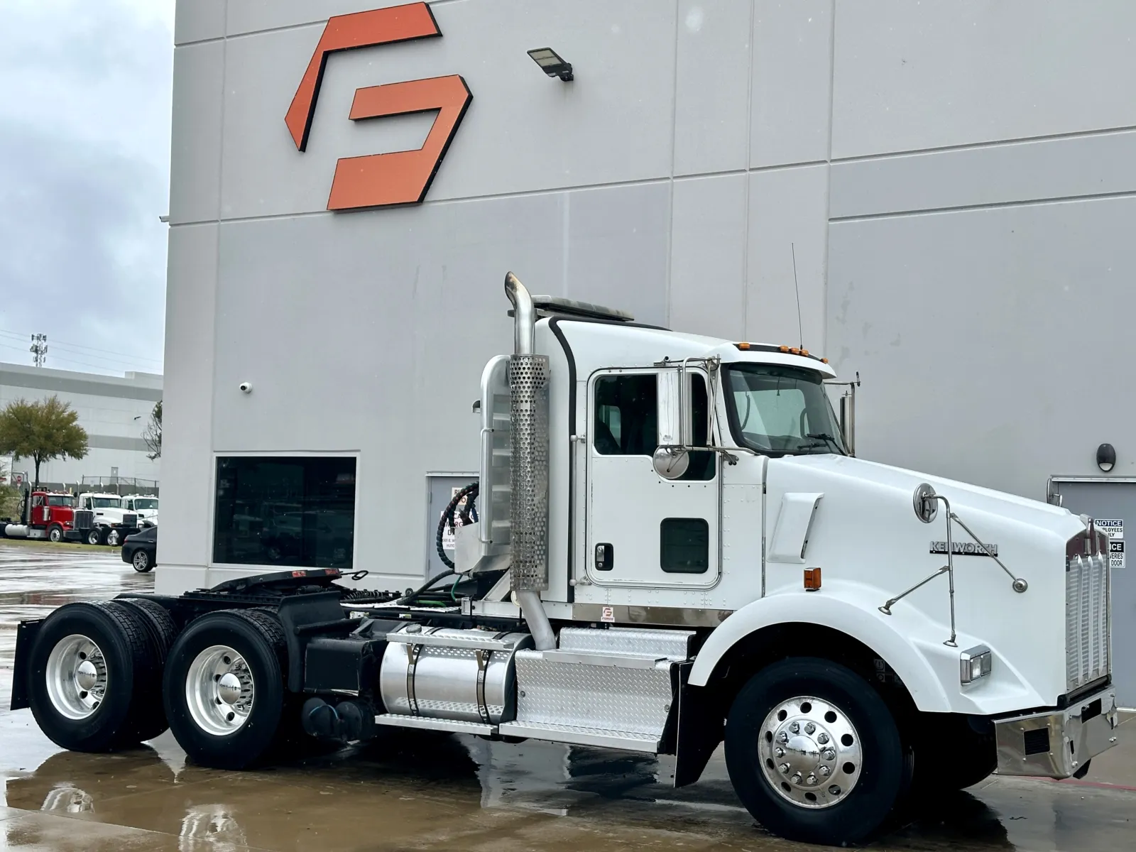 2013 KENWORTH T800 for sale in Hutchins, TX