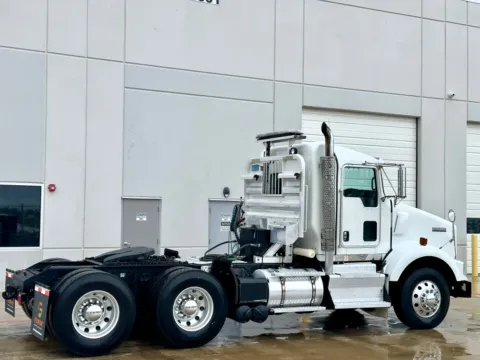 More photos of 2013 KENWORTH T800 at Forge Truck Centers - Texas, TX