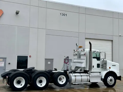 More photos of 2012 KENWORTH T800 at Forge Truck Centers - Texas, TX