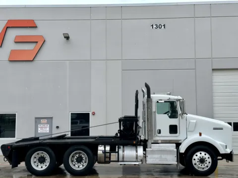 Another view of 2012 KENWORTH T800 for sale in Hutchins, TX at Forge Truck Centers - Texas