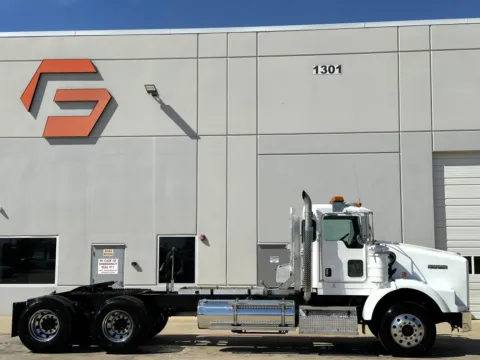 Another view of 2006 KENWORTH T800 for sale in Hutchins, TX at Forge Truck Centers - Texas