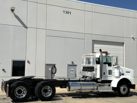 More photos of 2006 KENWORTH T800 at Forge Truck Centers - Texas, TX
