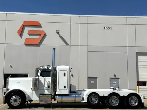 More photos of 2007 PETERBILT 379 at Forge Truck Centers - Texas, TX