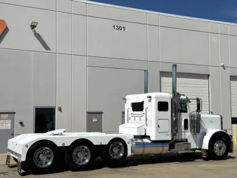 More photos of 2007 PETERBILT 379 at Forge Truck Centers - Texas, TX