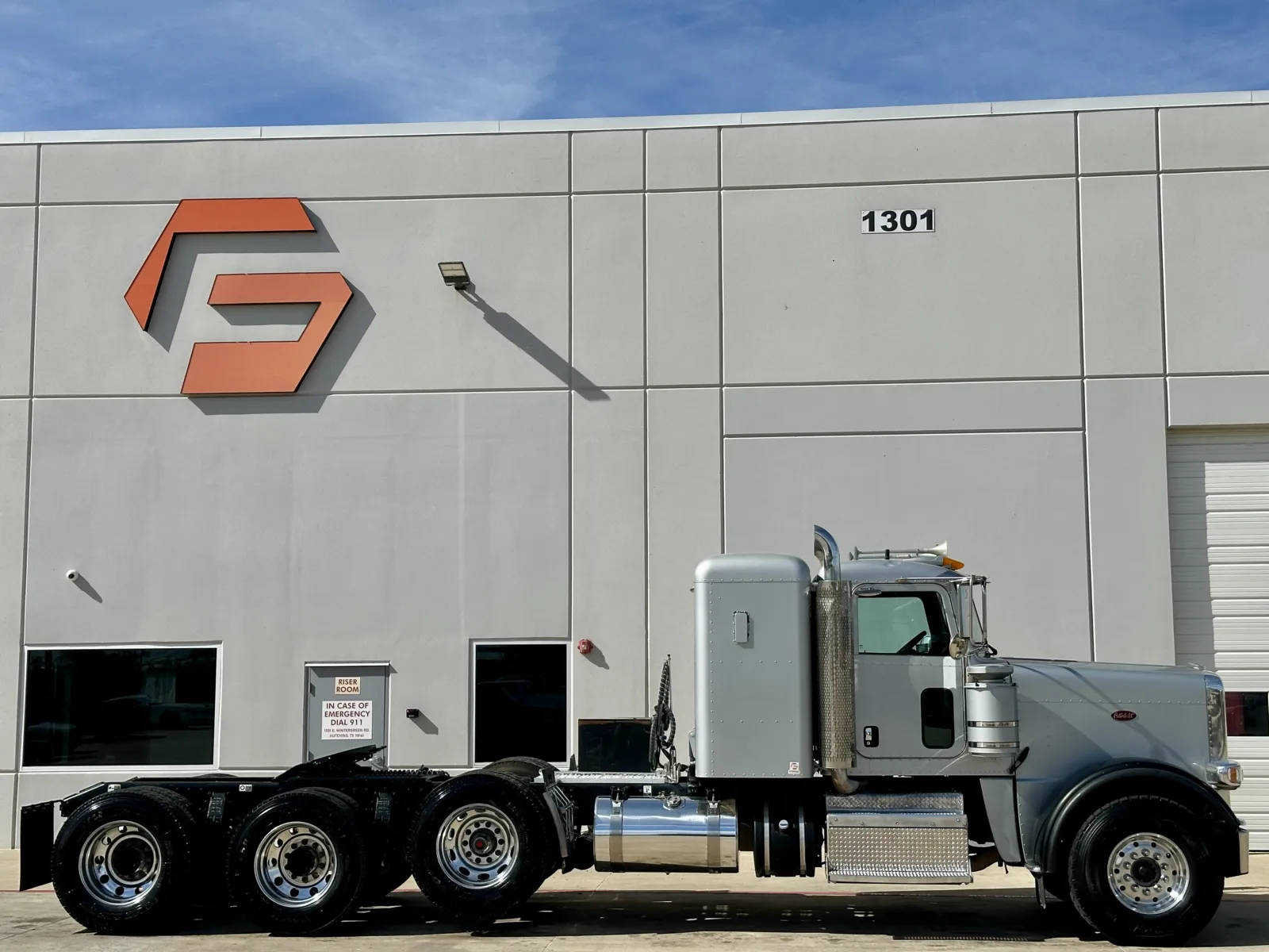 2013 Peterbilt 388 in Hutchins, TX — photo 3