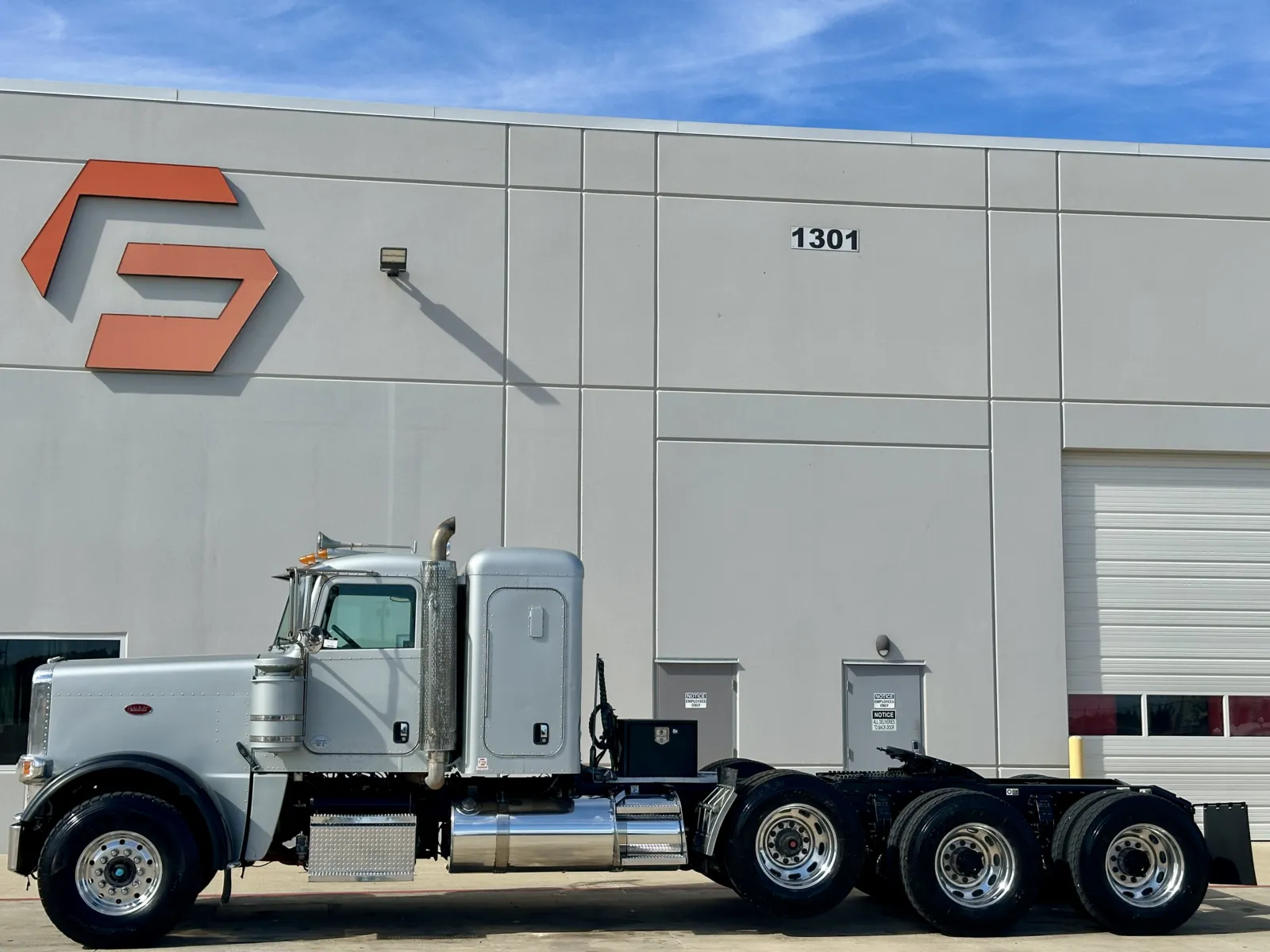 2013 Peterbilt 388 in Hutchins, TX — photo 4