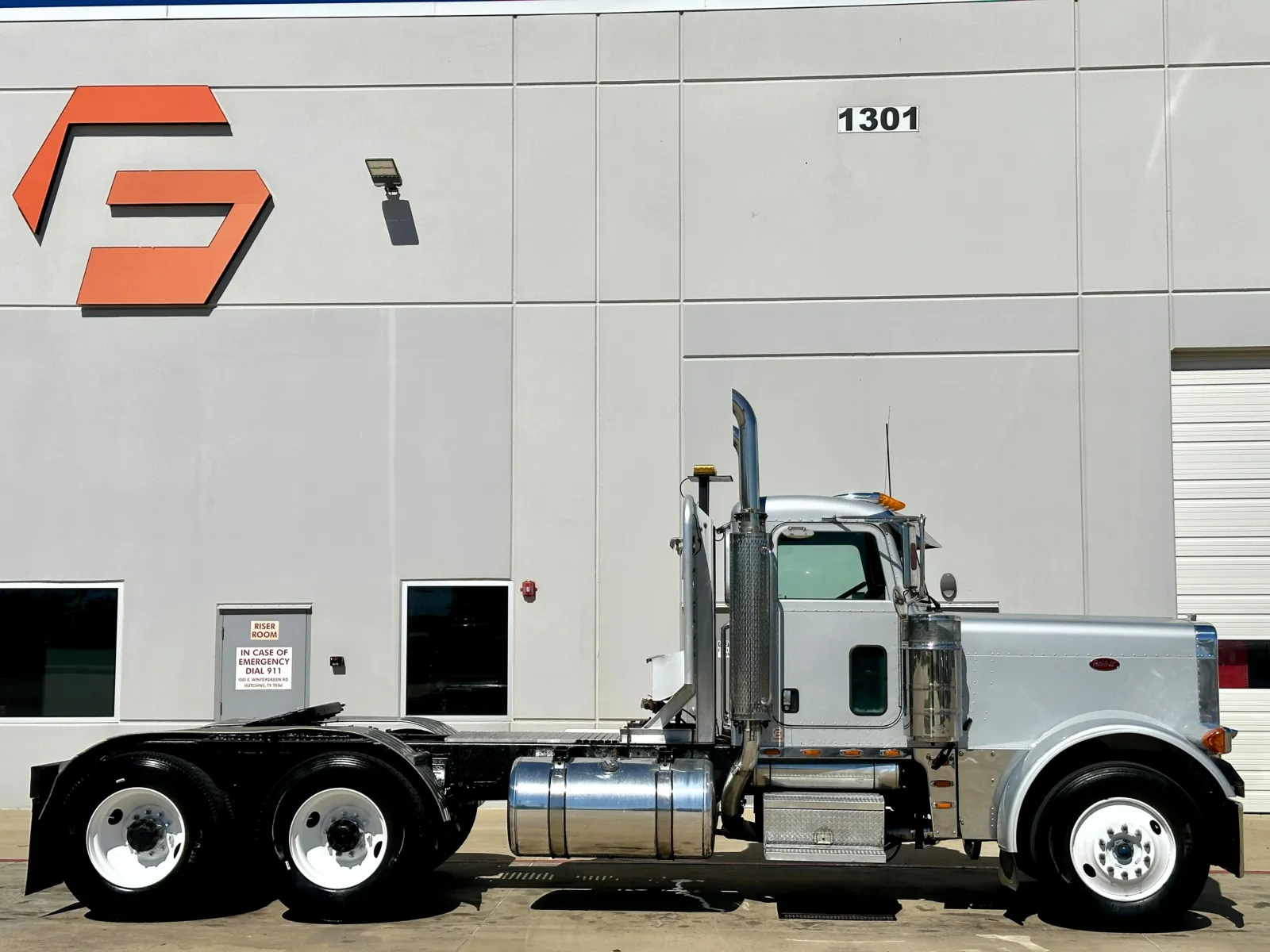 2005 Peterbilt 379 in Hutchins, TX — photo 3