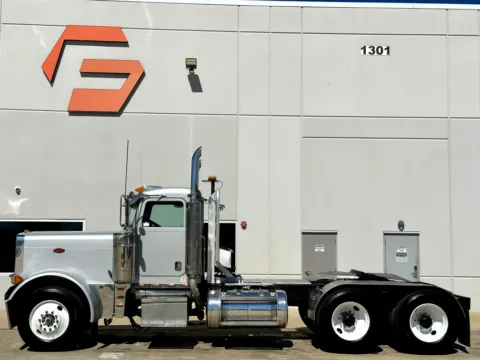 More photos of 2005 PETERBILT 379 at Forge Truck Centers - Texas, TX