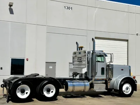 More photos of 2005 PETERBILT 379 at Forge Truck Centers - Texas, TX